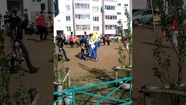 Дети играют в футбол огромным шаром смотреть онлайн