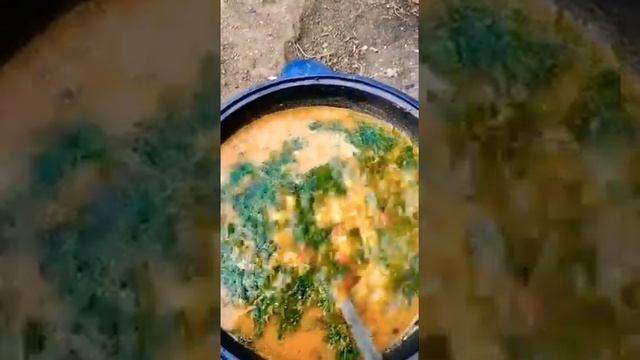 гороховый суп с бараньей головы в казане!!!! Тарас кормит....