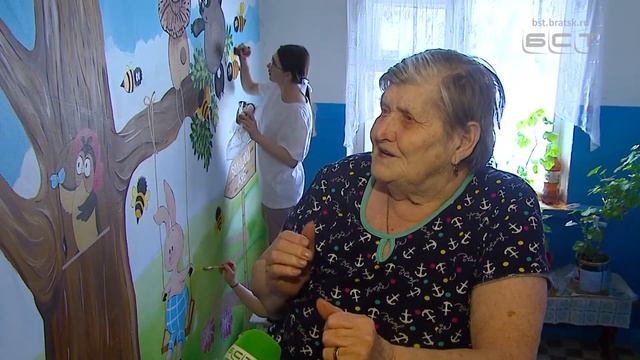 На стенах одного из подъездов Братска появилась картина по мотивам сказки о Винни Пухе смотреть онлайн