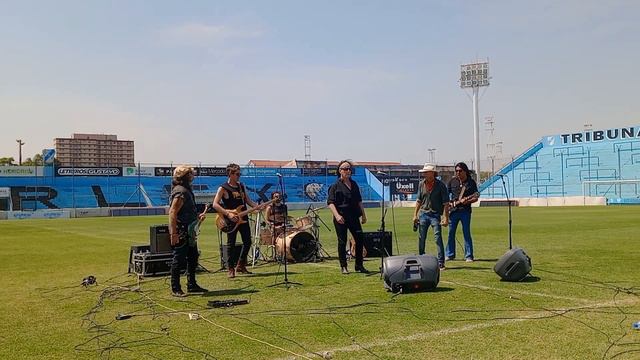 Backstage de "La Cocina de los Calamaro" junto a Dave Evans | Melany Vanoni смотреть онлайн