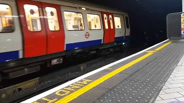 ⁴ᴷ⁶⁰ Circle and District Line Trains at the Victoria Underground Station in London смотреть онлайн