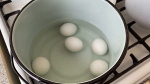 Как покрасить яйца зелёнкой