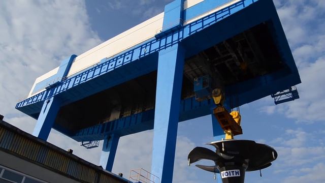 Перенос рабочего колеса вертикальной турбины 10-го агрегата СарГЭС. 10.12.2014 смотреть онлайн