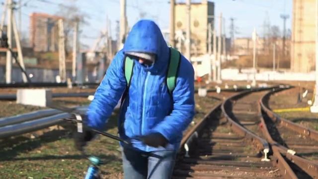 Катание на велосипеде на железной дороге. смотреть онлайн