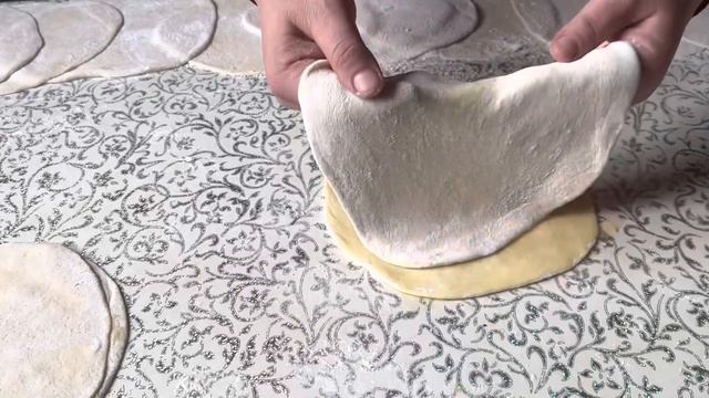 Bu yöntemi öğrendiğimden beri PUF PUF kabaran KAT KAT sayılan yumuşacık börekler yapıyorum çok kola смотреть онлайн