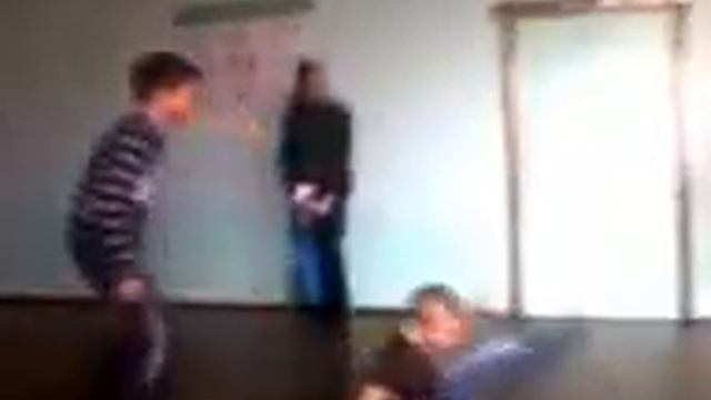 школота достает парней постарше смотреть онлайн