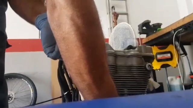 Suzuki Bandit 600. Ajuste holgura de valvulas con usillo. смотреть онлайн