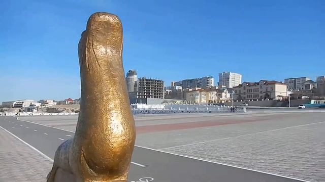 Тюлень на набережной Каспийского моря (стилизованный конечно) смотреть онлайн