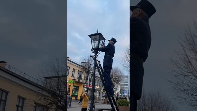 Легендарный фонарщик из Бреста каждый день зажигает на ул. Советская свет.