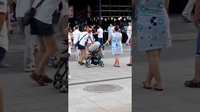 Люди танцуют на улице. г. Саратов смотреть онлайн