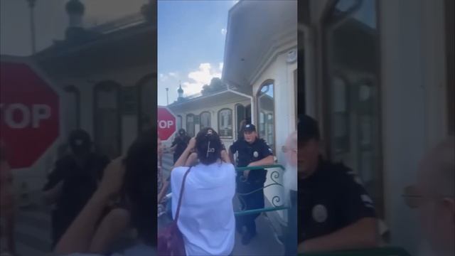 ??♀️Девушку, которая вчера давала хлеб ?осажденным, полиция силой вывела из Лавры смотреть онлайн