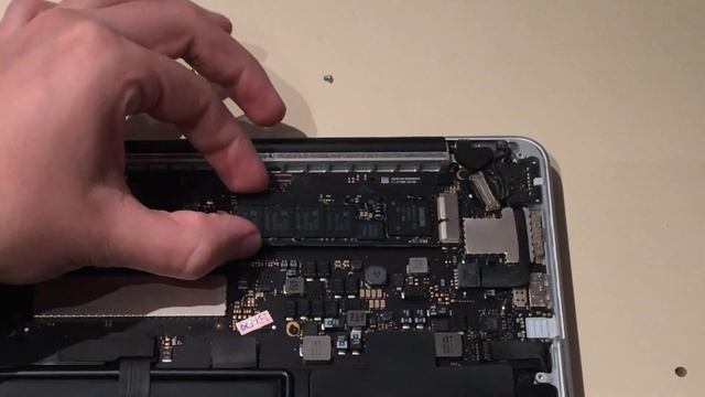 Changer le SSD d'un MacBook Pro Retina 13 -- Sauvetage du mac #3 смотреть онлайн
