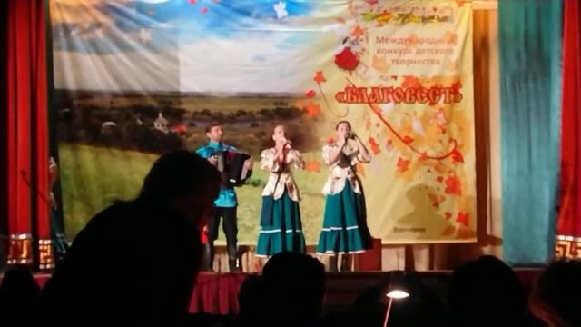 Ансамбль русской песни Родные напевы при долинушке смотреть онлайн