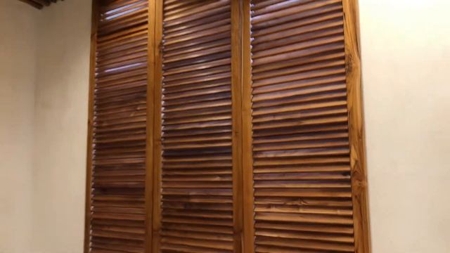 Обзор ремонта в спа слоне в Балийском стиле, реечный потолок, двери из массива, бетонный пол.