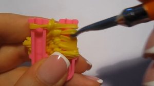 ПОДАРОК из резинок на рогатке без станка. Фигурки из резинок | Rainbow loom bands