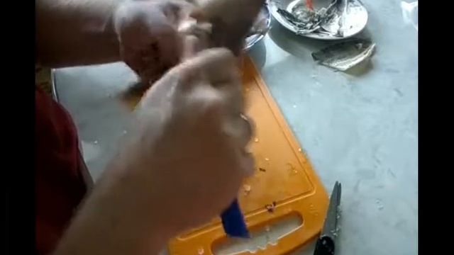 Чистим окуня. Снимаем кожу с замороженного полосатика смотреть онлайн
