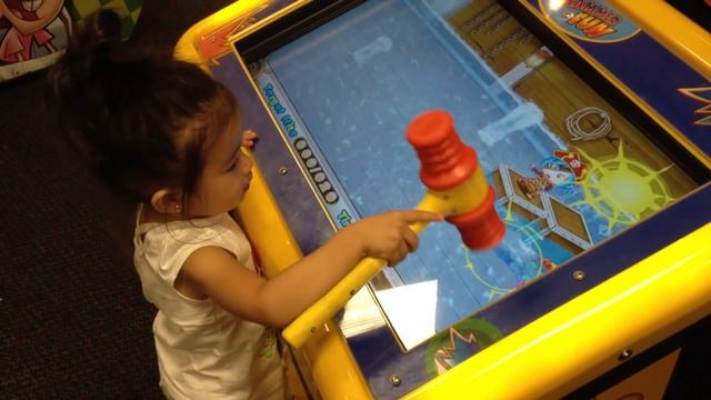 Chuck E Cheese - Hammer Fun Arcade Game смотреть онлайн