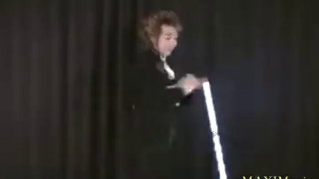 Фокус "Летающая LED трость" (синяя) смотреть онлайн