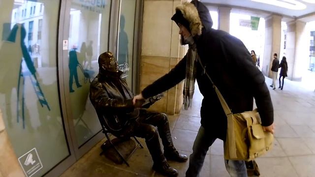 Живая статуя Элвиса Пресли в Дрездене смотреть онлайн