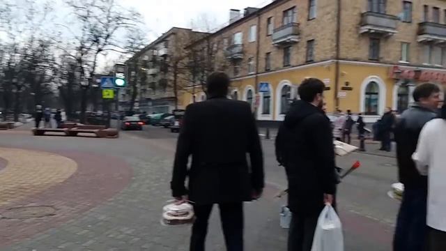 Ближе к вечеру. Центр города. Колхозный рынок. 8 марта Брест смотреть онлайн