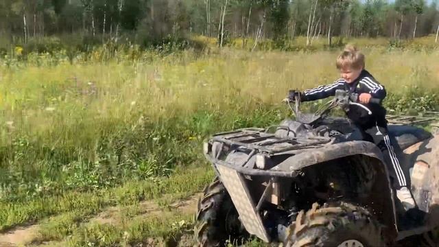 Малой на квадроцикле смотреть онлайн