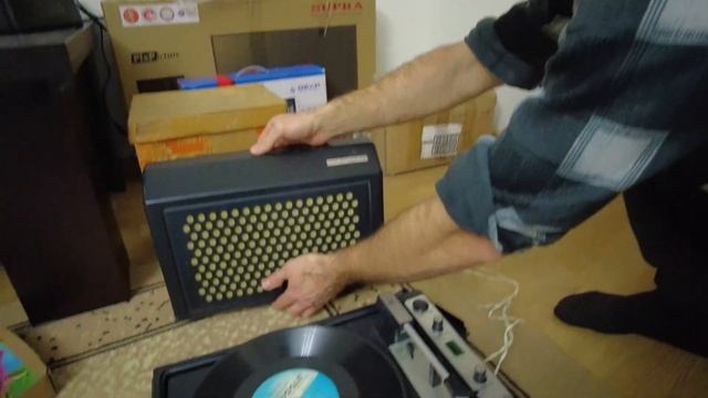 Нашли советский электрофон 1987 года и кучу виниловых пластинок! смотреть онлайн
