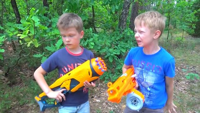 ЗОМБИ ВЕРНУЛИСЬ. НЕРФ БИТВА. NERF ZOMBIE / BROS SHOW смотреть онлайн