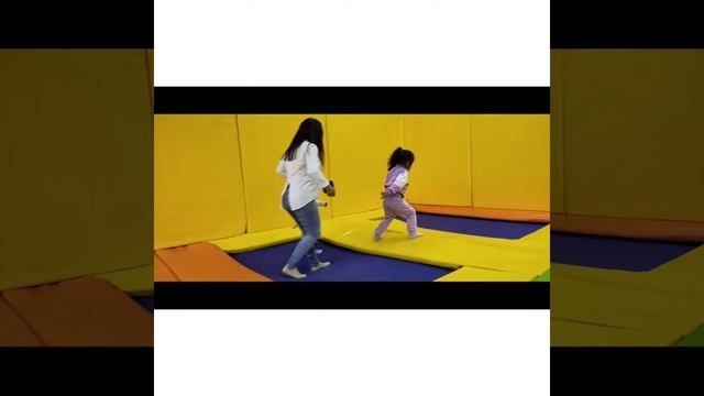 Adelina прыгает на батутахпаркОмсктриумфаквапарк смотреть онлайн