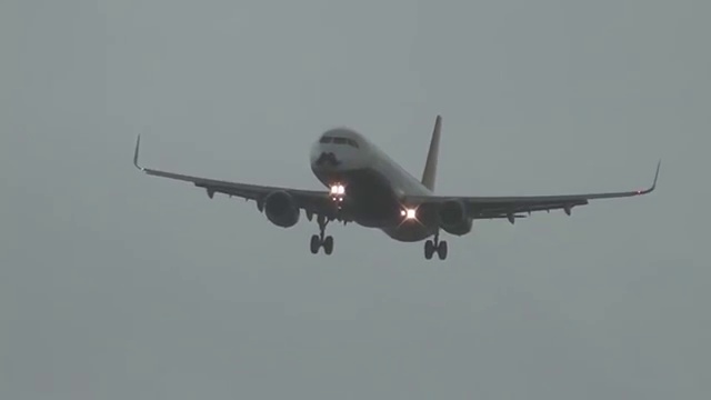 Из-за сильного ветра самолет буквально завис в воздухе смотреть онлайн