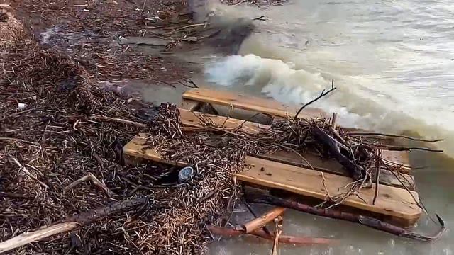 Мусор во время шторма в воде: Белогорское водохранилище смотреть онлайн
