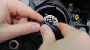 Видеоинструкция по замене галогенной лампы HB3 9006 на светодиодную netuning hb3 s1