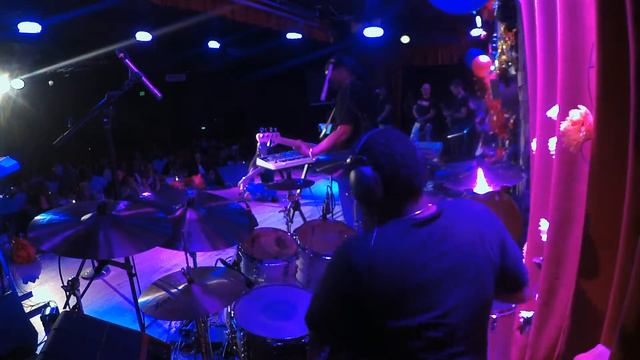 Q Robinson Solo with Algebra Blessett смотреть онлайн