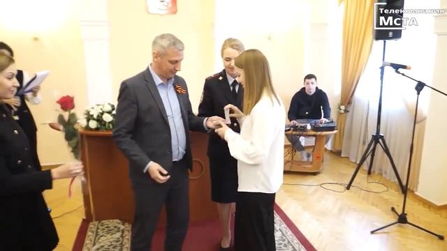 В отделе ЗАГС нашего города 13 юных боровичан стали обладателями паспортов гражданина РФ смотреть онлайн