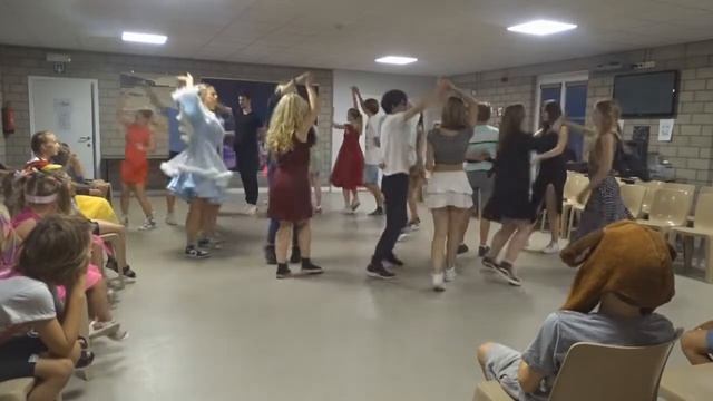 Бал сказок Уолта Диснея в лагере "Сатурн" в Бельгии смотреть онлайн