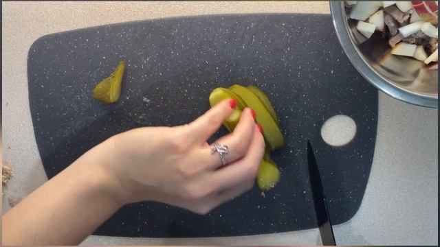 Мясной и сытный салат, сочетающий, казалось бы, несочетаемое. Идеален для праздничного стола.