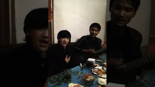 Adik I Erkin klassno poet na gitare, smotrit vsem смотреть онлайн