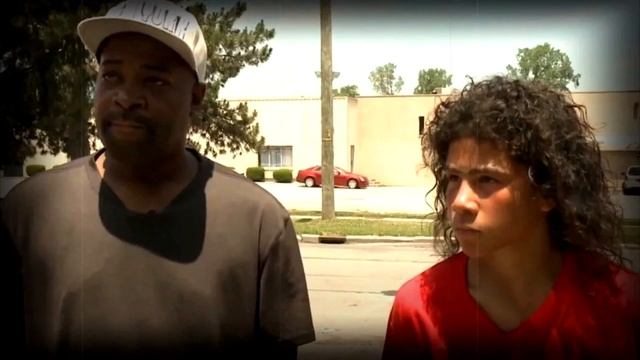 Все издевались над нищим мальчиком. Спустя годы его история потрясла весь мир! смотреть онлайн