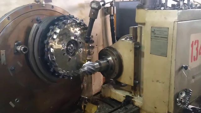 Нарезка вал-шестерни гипоидной передачи. Spiral bevel gear Production. смотреть онлайн