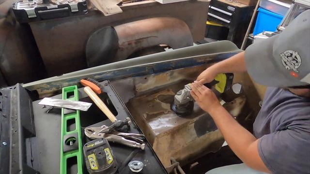 Early Bronco Build l FINISHED Out the TOP of the INNER FENDER!!!! смотреть онлайн