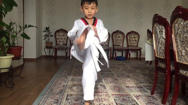 Тренировка детей дома во время карантина 검역 중 집안의 어린이를위한 태권도 훈련#тхевондо #таэквондо #тренировка #국기 смотреть онлайн