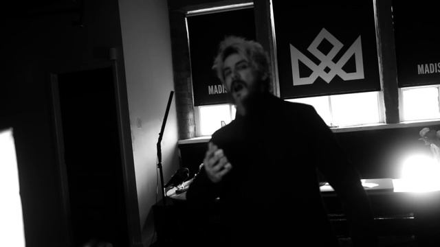 A simple demonstration of card table deception смотреть онлайн