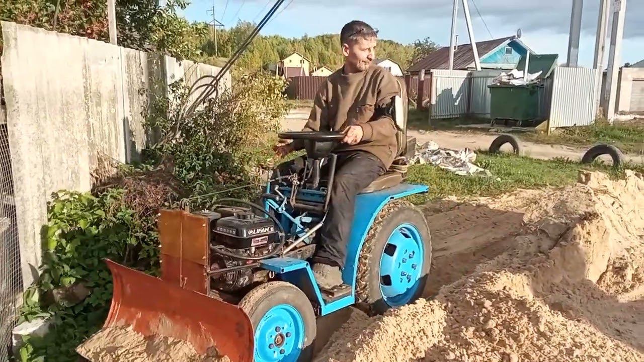 Минитрактор с центробежным сцеплением. ( работа с отвалом ). смотреть онлайн