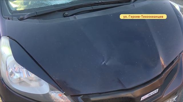 Мужчина попал под колеса авто, преодолев три полосы движения и ограждения смотреть онлайн