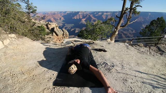 YOGA AT GRAND CANYON 😎 SPINE TWIST 🙌🏻 MIKE GREY YOGA смотреть онлайн