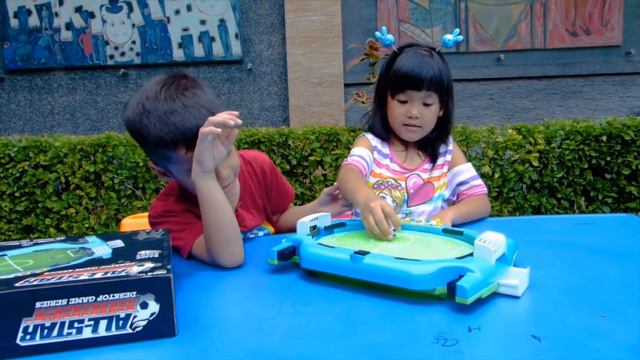 Twins Theo & Tricia Unboxing All Star Soccer Desktop Game Series смотреть онлайн