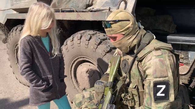 Милые кадры из под Харькова: девочка и русский боец смотреть онлайн