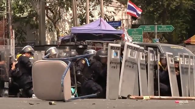 Что нельзя делать, если в тебя кинули гранатой смотреть онлайн