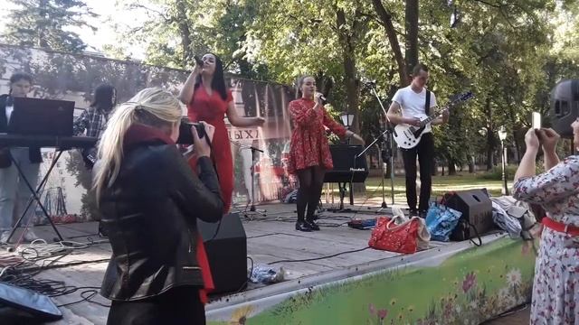 ВОСКРЕСНЫЙ ВЕЧЕР В ПАРКЕ КУЛЬТУРЫ И ОТДЫХА . . . смотреть онлайн