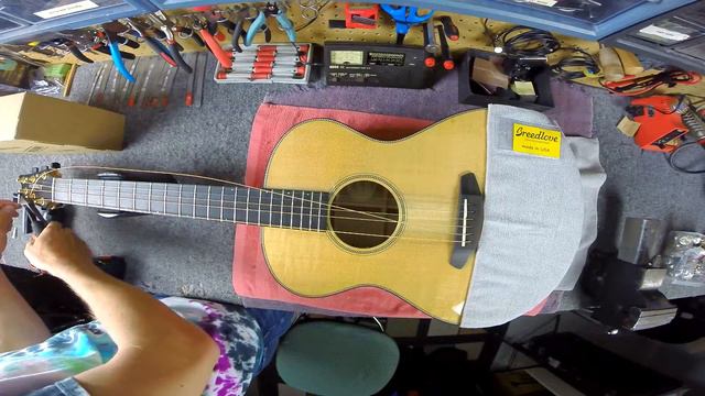 How to Restring an Acoustic Guitar | Breedlove Pinless Bridge смотреть онлайн