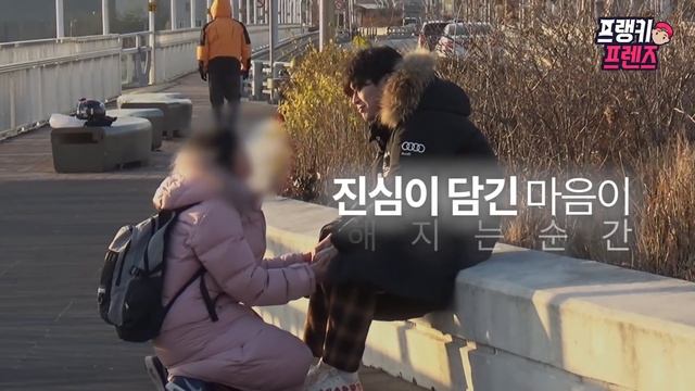 다리에서 자살 하려는 사람을 본다면?? | 사회실험 | 실험카메라 смотреть онлайн